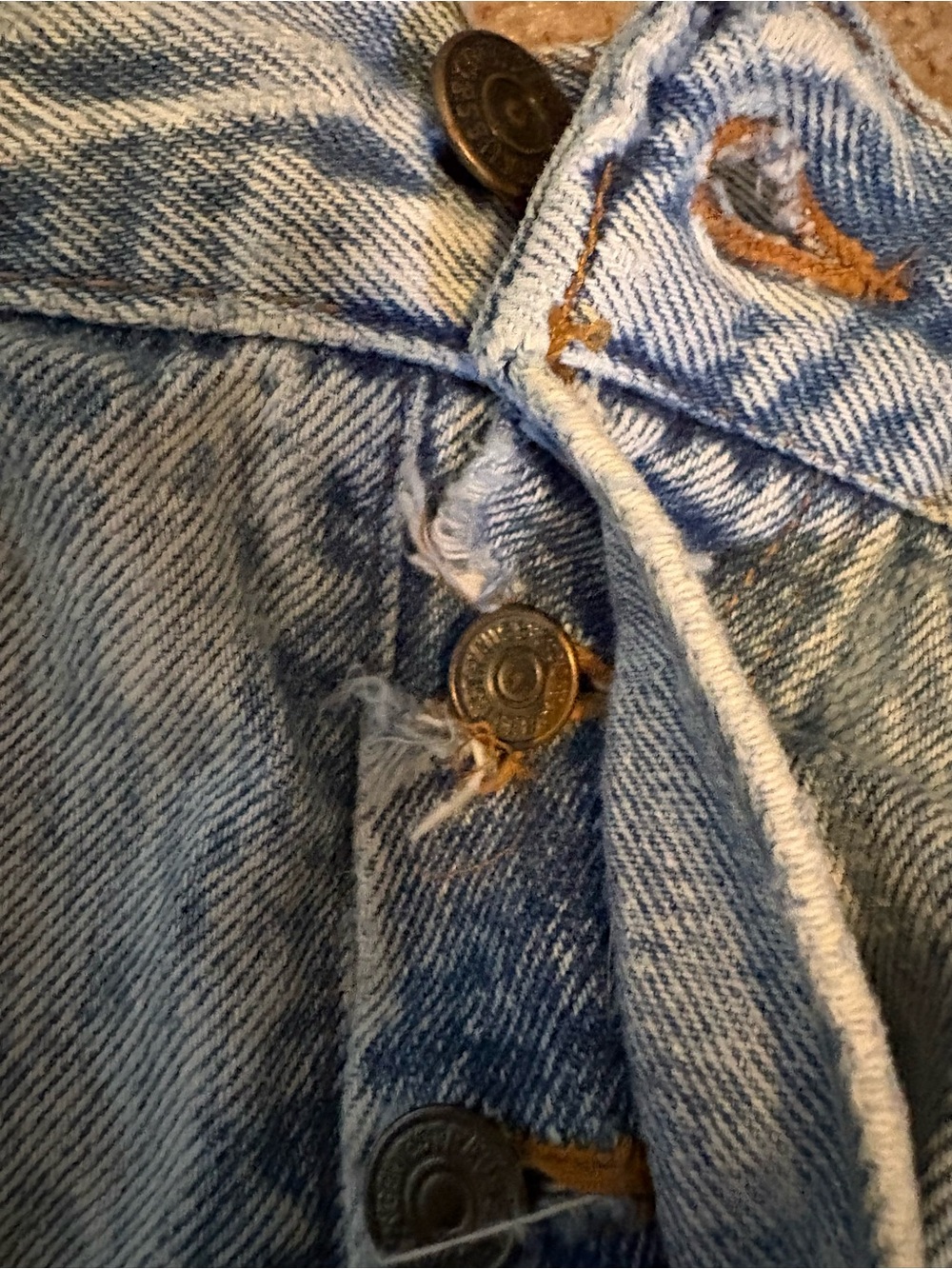 Levi’s Light Wash Button Fly Cutoff Denim Shorts Distressed Raw Hem-FLAW - Picture 6 of 6